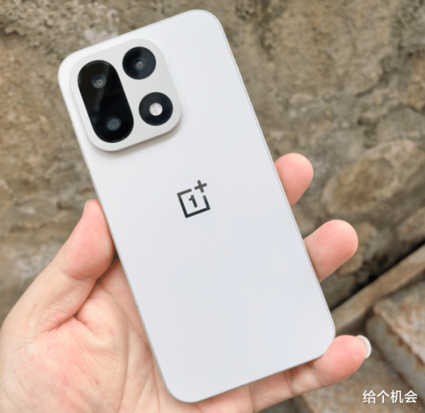 纵信优配 8200mAh+165Hz+骁龙8Gen 5, 定价1999元起, 一加新机有点意思啊