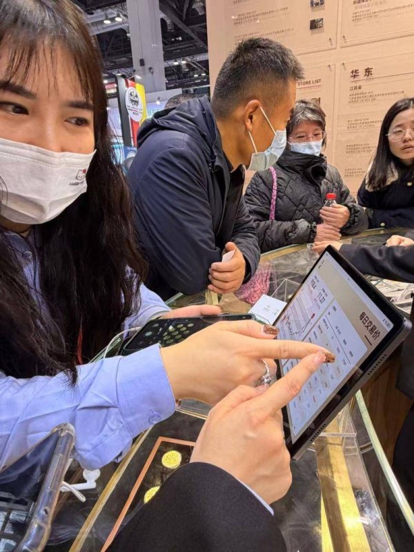 金顶配资 北京国际钱币博览会首日 2026版熊猫币2小时卖了100枚